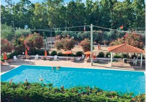Bazén v ubytování VIOLA Club Village & Camping nebo v jeho okolí