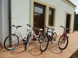 drei Fahrräder, die vor einem Haus geparkt sind in der Unterkunft Terre e Torri Country Resort in Lascari