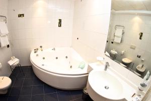 Uma casa de banho em Best Western Hotel Class Lamezia