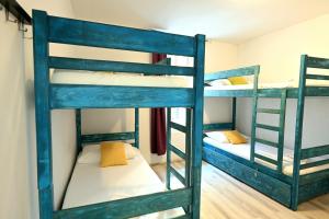 Posteľ alebo postele v izbe v ubytovaní White Rabbit Hostel