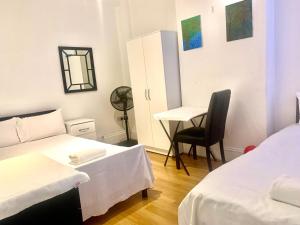 Ένα ή περισσότερα κρεβάτια σε δωμάτιο στο Simple Stays