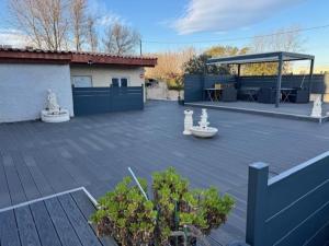 un amplio estacionamiento con un mirador en LOGIS Hôtel Restaurant La Chaumière, en Marseillan