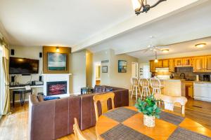 Gallery image of Large Lake of the Ozarks Home Deck, Dock and Views in Osage Beach