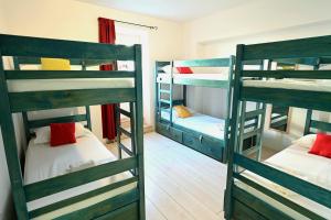 Posteľ alebo postele v izbe v ubytovaní White Rabbit Hostel