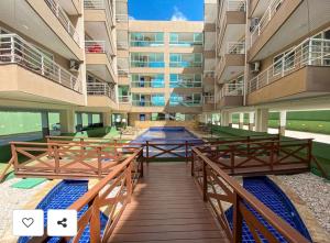 カウカイアにあるBeach Place Cumbucoの木造通路付き建物