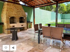 カウカイアにあるBeach Place Cumbucoのパティオ(レンガ造りの暖炉、テーブル、椅子付)