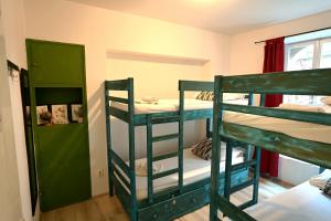 Posteľ alebo postele v izbe v ubytovaní White Rabbit Hostel