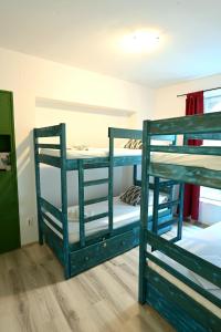 Posteľ alebo postele v izbe v ubytovaní White Rabbit Hostel