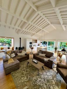 ein großes Wohnzimmer mit Sofas und einem Tisch in der Unterkunft Time to Travel to Terceira in Pesqueiro