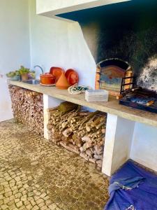 eine Küche mit einer Theke mit einem Backofen in der Unterkunft Time to Travel to Terceira in Pesqueiro + 17 Fotos