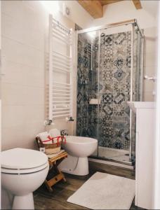 a white bathroom with a toilet and a shower at La casa di Alice in Venice