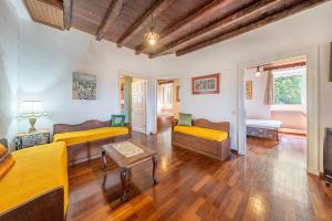 Postel nebo postele na pokoji v ubytování Priest's Traditional Mansion