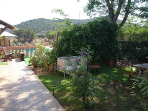 a garden with a table and chairs and a fence at Cottage in Alcuéscar