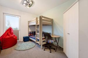 una camera con letti a castello, scrivania e sedia di Seeschwalbe a Olpenitz