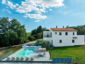 BenažićiにあるVilla Nene Luxus Und Spaの外の家とスイミングプールの景色を望めます。