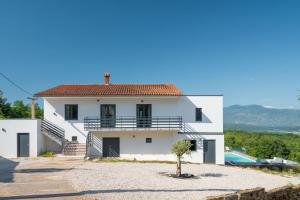 BenažićiにあるVilla Nene Luxus Und Spaの白家