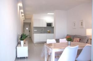 Kuchyň nebo kuchyňský kout v ubytování Corner Las Canteras Beach by CanariasGetaway