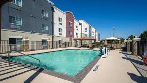 Kolam renang di atau dekat dengan Candlewood Suites Baytown by IHG