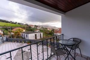 uma varanda com mesa e cadeiras e vista em GuestReady - Restful Getaway in Madeira em Estreito da Calheta