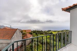 uma vista da varanda de uma casa em GuestReady - Restful Getaway in Madeira em Estreito da Calheta