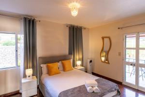 um quarto com uma cama com duas lâmpadas e uma janela em GuestReady - Restful Getaway in Madeira em Estreito da Calheta