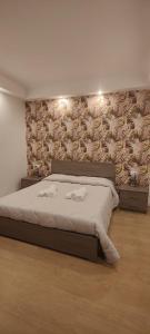 Un dormitorio con una cama grande y una pared. en Affittacamere Le Vele, en Génova
