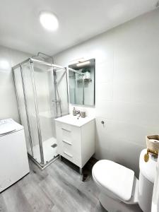 Et badeværelse på Stella Maris - Amazing frontal sea views with pool & terrace by 10ToSea