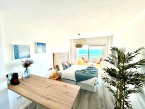 En eller flere senge i et værelse på Stella Maris - Amazing frontal sea views with pool & terrace by 10ToSea