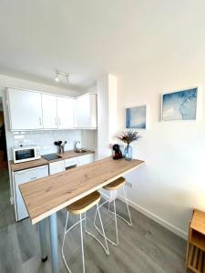 Køkken eller tekøkken på Stella Maris - Amazing frontal sea views with pool & terrace by 10ToSea + 23 billeder