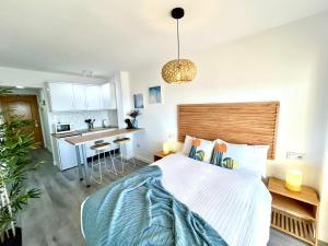 Køkken eller tekøkken på Stella Maris - Amazing frontal sea views with pool & terrace by 10ToSea