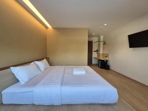 The Publyc Hotel客房内的一张或多张床位