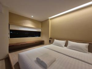 The Publyc Hotel客房内的一张或多张床位