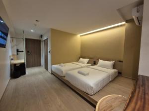 The Publyc Hotel客房内的一张或多张床位