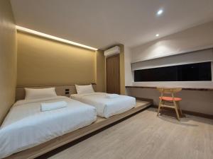 The Publyc Hotel客房内的一张或多张床位