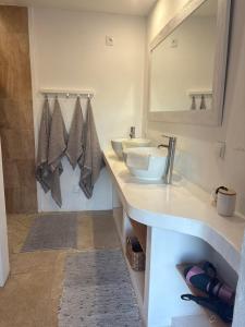 un bagno con lavandino e specchio di Quinta das Oliveiras a Olhão Altre 44 foto