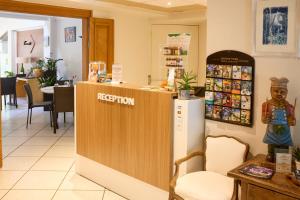Vstupní hala nebo recepce v ubytování Hôtel-Restaurant Le Calice Du Gevaudan - A75
