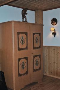 a statue of a man standing on top of a wall at Ferienwohnung Eschental in Eschenlohe +31 photos