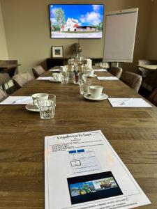 a long wooden table in a conference room at Brasserie Spoorhuis Mijdrecht in Mijdrecht