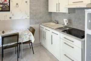 Kuchyňa alebo kuchynka v ubytovaní Studio charmant à Néris-les-Bains, 20 m², avec terrasse C