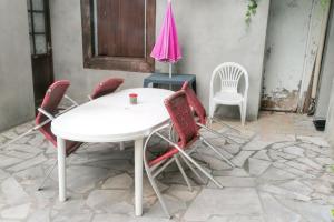 Patio alebo iná vonkajšia časť ubytovania Studio charmant à Néris-les-Bains, 20 m², avec terrasse C