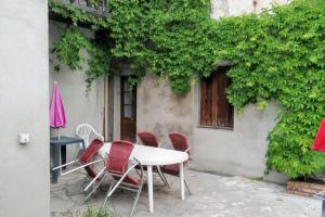 Vonkajšia záhrada v ubytovaní Studio charmant à Néris-les-Bains, 20 m², avec terrasse C