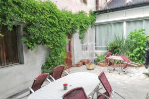Vonkajšia záhrada v ubytovaní Studio charmant à Néris-les-Bains, 20 m², avec terrasse C