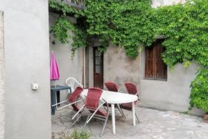 Patio alebo iná vonkajšia časť ubytovania Studio charmant à Néris-les-Bains, 20 m², avec terrasse C