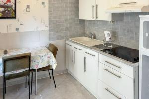 Kuchyňa alebo kuchynka v ubytovaní Studio charmant à Néris-les-Bains, 20 m², avec terrasse C + 12 fotografií