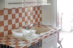 Η κουζίνα ή μικρή κουζίνα στο Appartement contemporain à Saint-Cyr-sur-Mer avec balcon.