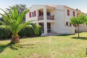Κήπος έξω από το Appartement contemporain à Saint-Cyr-sur-Mer avec balcon.