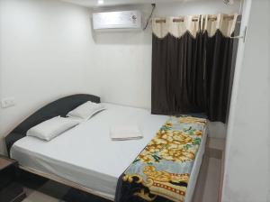 Postel nebo postele na pokoji v ubytování Hotel Dharam Mukti Utsav Bhawan (DMUB)