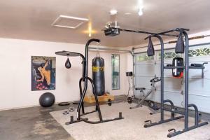 Fitness centrum a/nebo fitness zařízení v ubytování Cody's Comfy Cabin- Near Yosemite