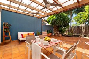 patio con tavolo, sedie e soffitto di Finca la Calabacera Casa Amarilla a Playa de San Juan