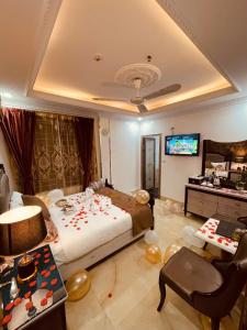 Postel nebo postele na pokoji v ubytování Nam Cường X Hotel + 37 fotografií